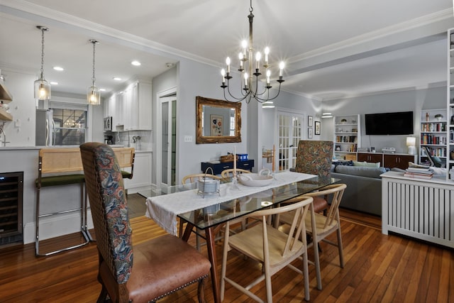 dining area featuring beverage cooler, an inviting chandelier, dark wood-type flooring, ornamental molding, and recessed lighting