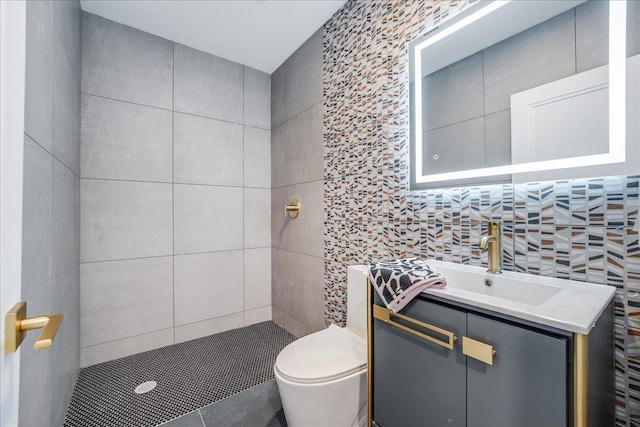 full bathroom featuring vanity, tile walls, toilet, and decorative backsplash