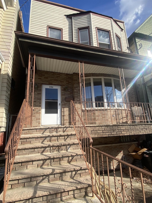 doorway to property with covered porch