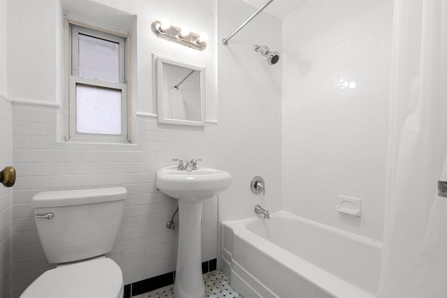 40 Glenwood Ave Unit C303, Jersey City, NJ 07306 - full bath featuring shower / bath combination with curtain and tile walls