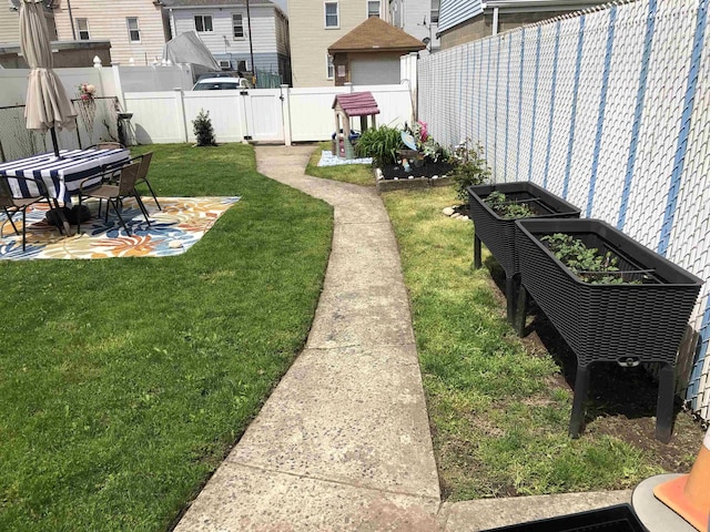 view of yard featuring a patio area