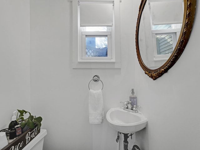 bathroom featuring a sink