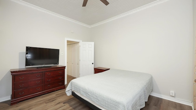 bedroom with a textured ceiling, hardwood / wood-style floors, ceiling fan, and crown molding