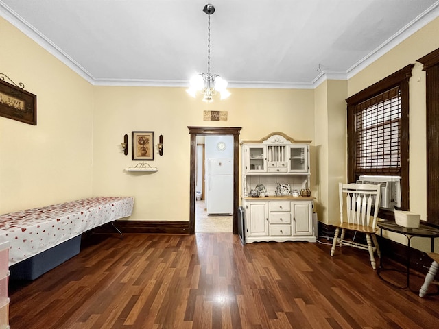 unfurnished room featuring ornamental molding, dark wood-type flooring, cooling unit, and a chandelier