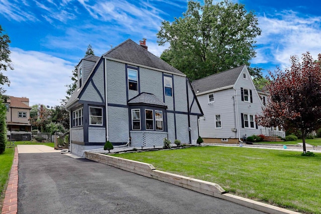 view of front of house with a front lawn