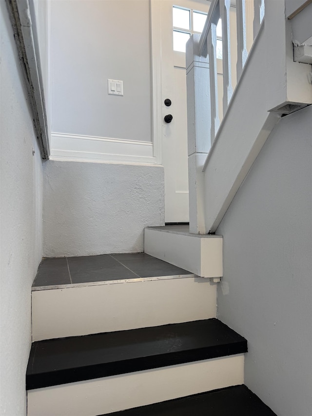 3 Raydol Ave, Secaucus, NJ 07094 - view of staircase