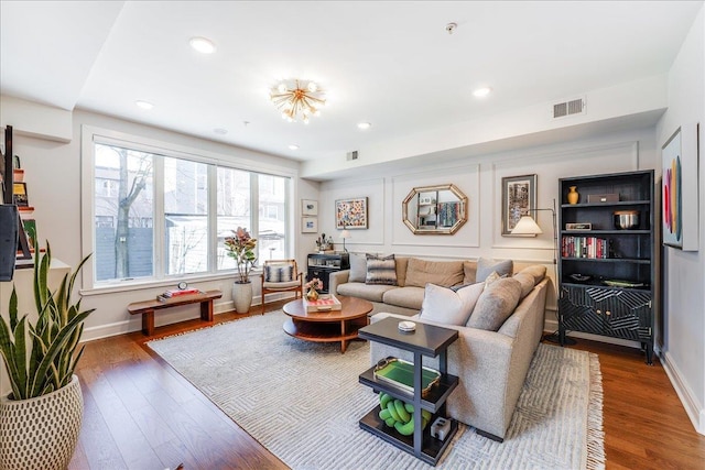 living room featuring recessed lighting, visible vents, baseboards, and wood finished floors