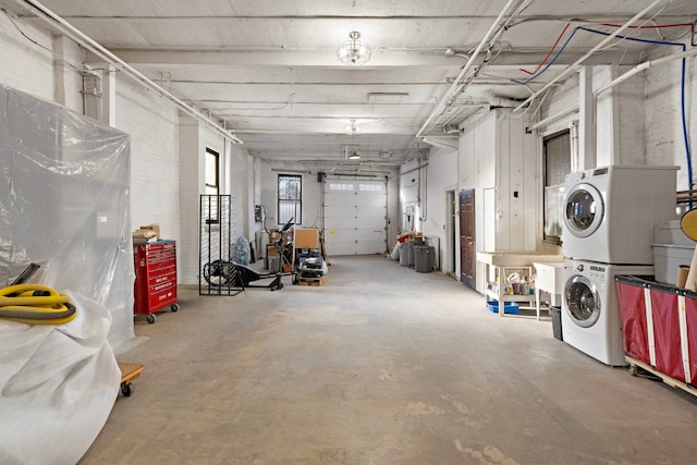 garage with stacked washer / drying machine