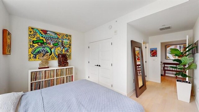 10 Provost St Unit 1004, Jersey City, NJ 07302 - bedroom with light wood-style floors, a closet, and baseboards