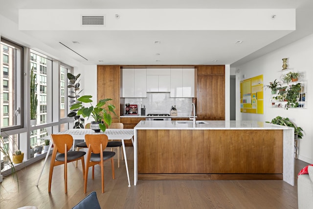 75 Park Ln S Unit 706, Jersey City, NJ 07310 - kitchen with visible vents, tasteful backsplash, modern cabinets, a sink, and white cabinets