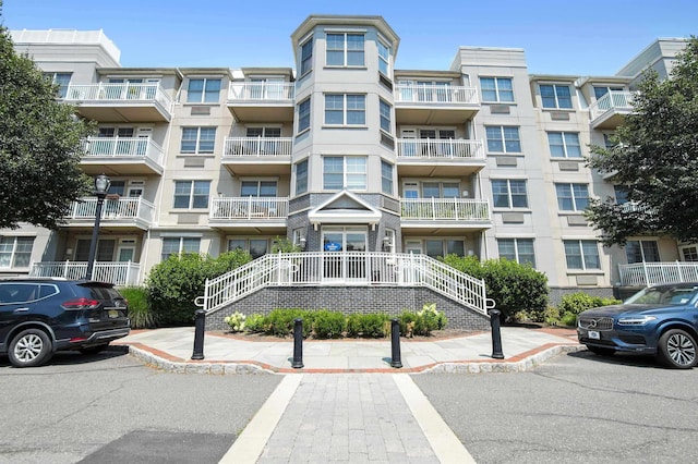 view of apartment building / complex