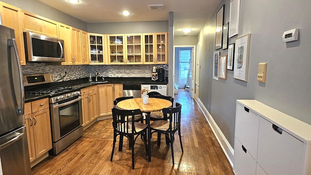 kitchen featuring visible vents, appliances with stainless steel finishes, tasteful backsplash, baseboards, and dark wood-type flooring