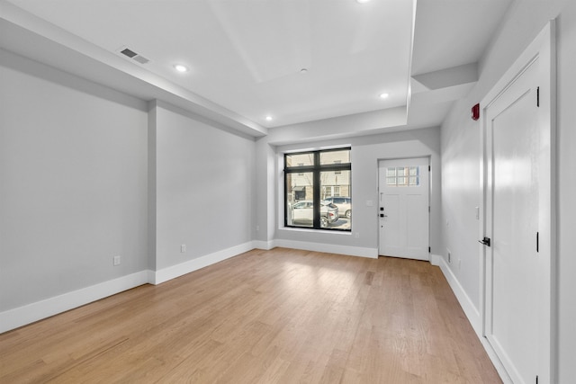 foyer entrance featuring recessed lighting, light wood-type flooring, and baseboards