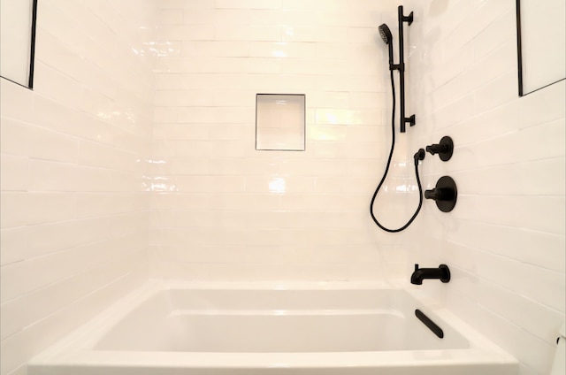 bathroom with tiled shower / bath combo