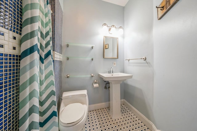 297 Pavonia Ave Unit 2A, Jersey City, NJ 07302 - bathroom with toilet, a shower with shower curtain, and baseboards