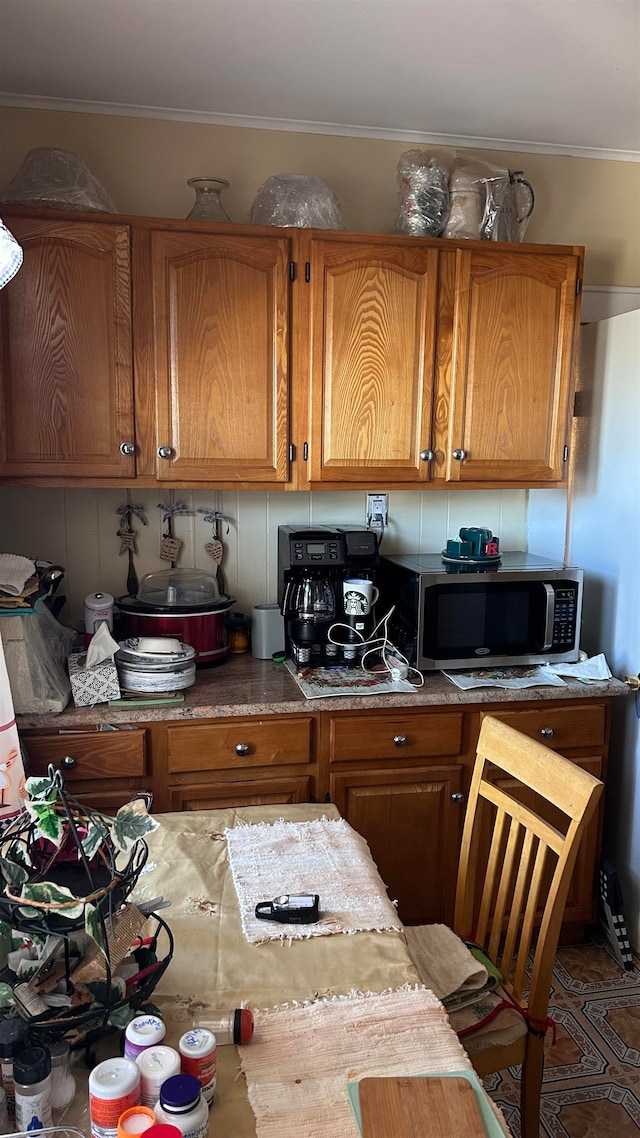 kitchen with crown molding