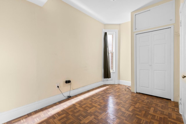 unfurnished bedroom featuring baseboards and a closet