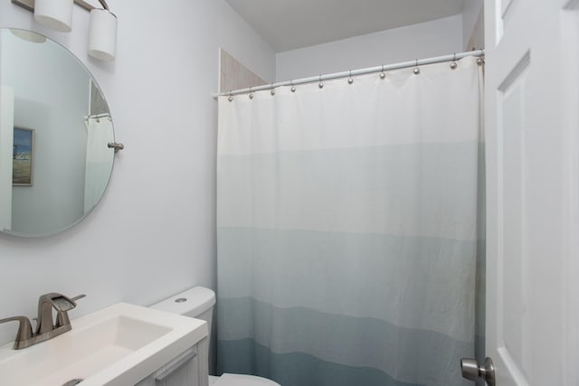 full bathroom with toilet, a shower with shower curtain, and vanity