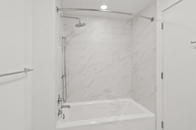 bathroom featuring tiled shower / bath combo