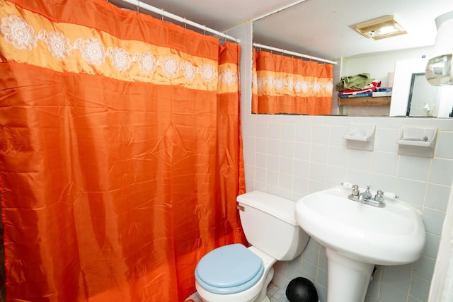 704 90th St, North Bergen, NJ 07047 - full bath featuring tile walls, toilet, and a shower with shower curtain