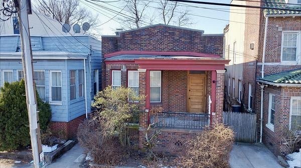 view of front facade with brick siding