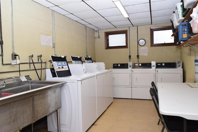 laundry room with sink and independent washer and dryer