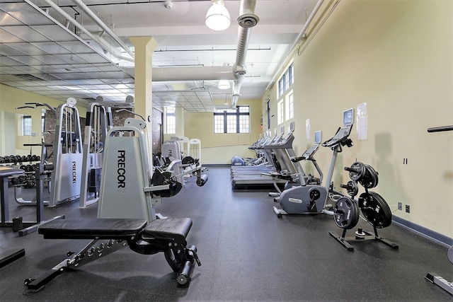 workout area featuring baseboards