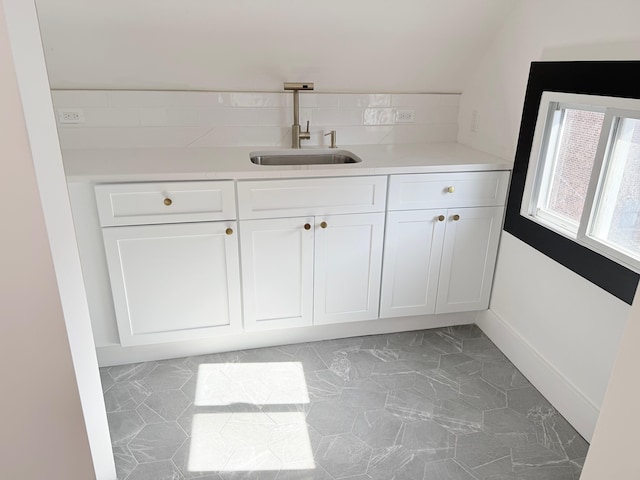 530 45th St, Union City, NJ 07087 - bar with a sink and baseboards