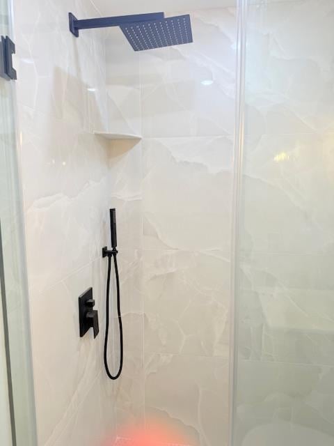 530 45th St, Union City, NJ 07087 - full bath with a shower stall