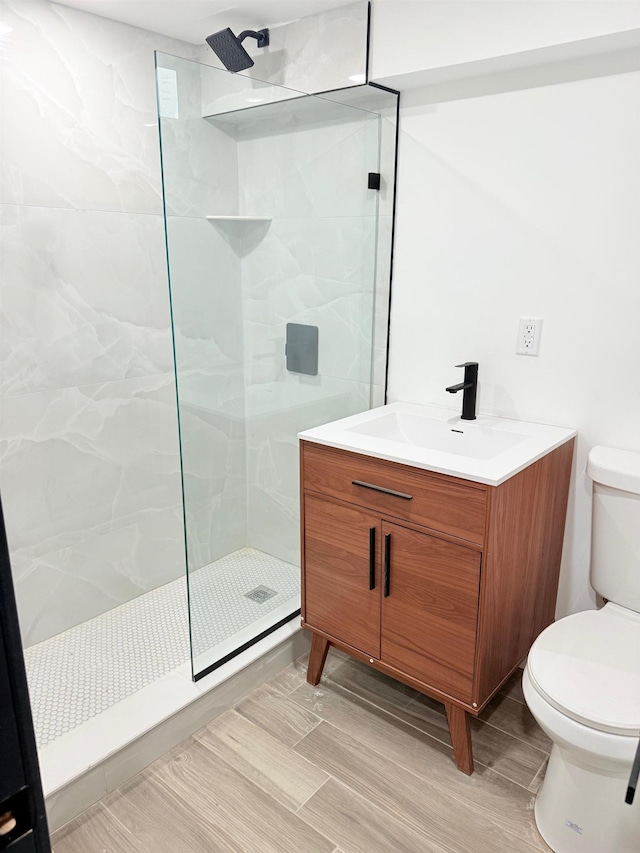 530 45th St, Union City, NJ 07087 - bathroom featuring tiled shower and vanity
