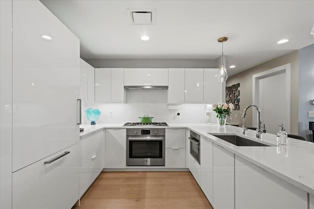 9 Avenue At Port Imperial Unit 313, West New York, NJ 07093 - kitchen with stainless steel appliances, modern cabinets, a sink, white cabinetry, and recessed lighting