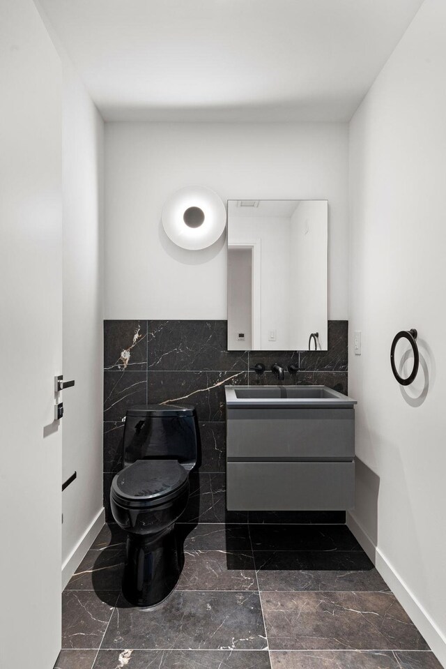 43 Provost St Unit 10O, Jersey City, NJ 07302 - bathroom featuring vanity, toilet, tile walls, and baseboards