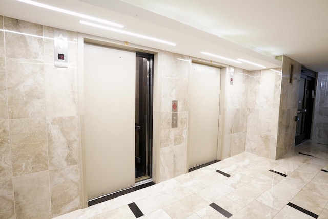 bathroom featuring tile walls