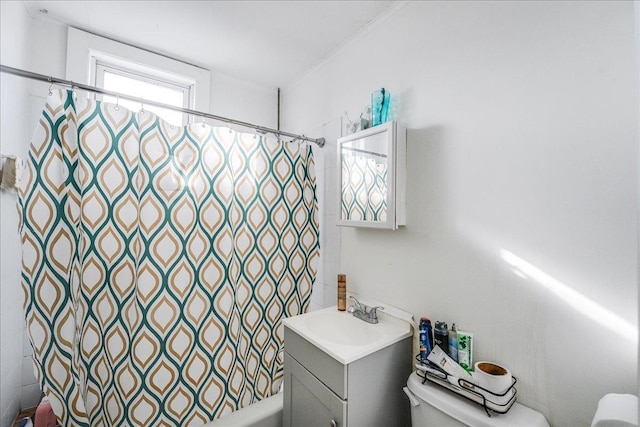 full bathroom with toilet, vanity, and shower / bath combo