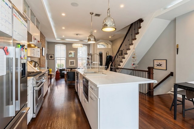kitchen featuring visible vents, a sink, dark wood-style floors, stainless steel appliances, and recessed lighting