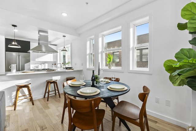 dining area with recessed lighting, light wood-type flooring, and baseboards