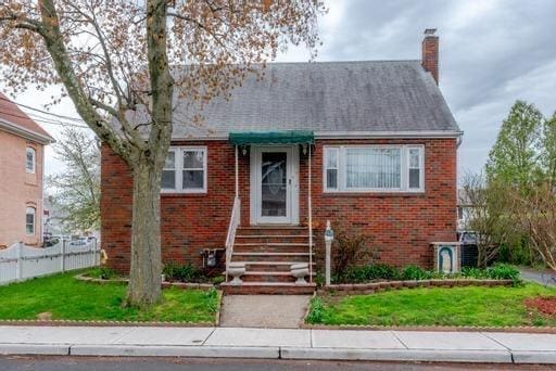 view of front of house featuring a front yard