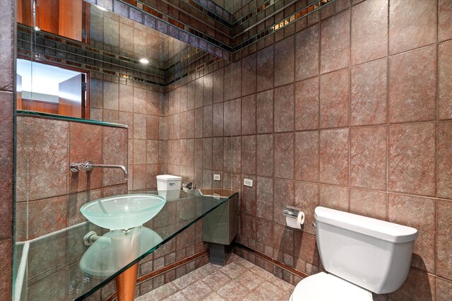 200 Old Palisade Rd Ph 4/5, Fort Lee, NJ 07024 - bathroom with tile walls