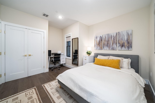 386 5th St Unit 404, Jersey City, NJ 07302 - bedroom featuring dark wood-style flooring, an office area, recessed lighting, and a closet