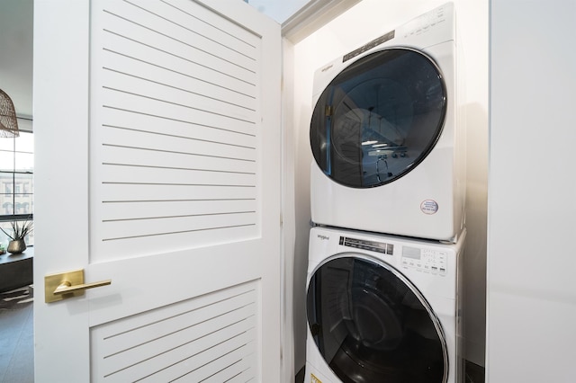 386 5th St Unit 404, Jersey City, NJ 07302 - laundry area with stacked washer / dryer