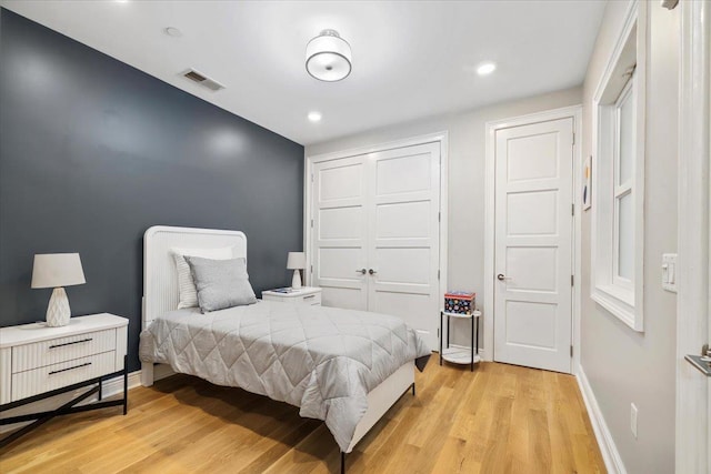 9 Somerset Ln Unit 118, Edgewater, NJ 07020 - bedroom with light wood-style floors, baseboards, a closet, and recessed lighting