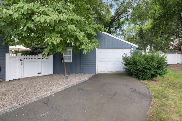 11 Dean Ct, Rutherford, NJ 07070 - detached garage featuring a gate and driveway