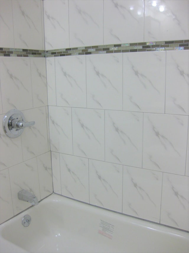 bathroom with tiled shower / bath