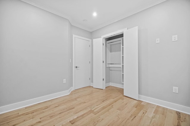 unfurnished bedroom featuring light wood-type flooring, baseboards, and a closet