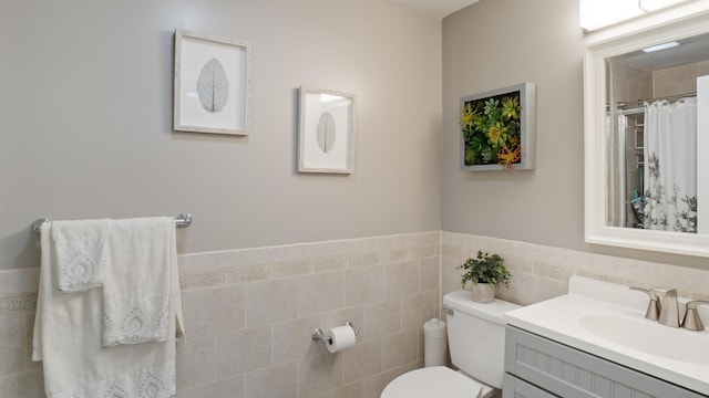 4401 Park Ave Unit 2B, Union City, NJ 07087 - full bath featuring vanity, tile walls, a shower with shower curtain, and wainscoting