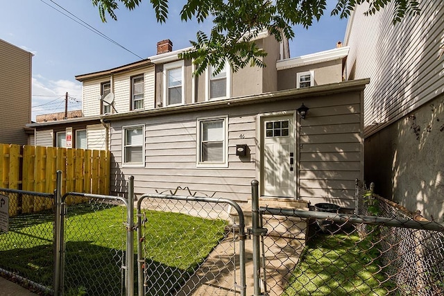 view of front facade with a front yard