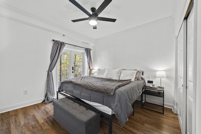 bedroom featuring dark wood-type flooring, ceiling fan, a closet, and crown molding