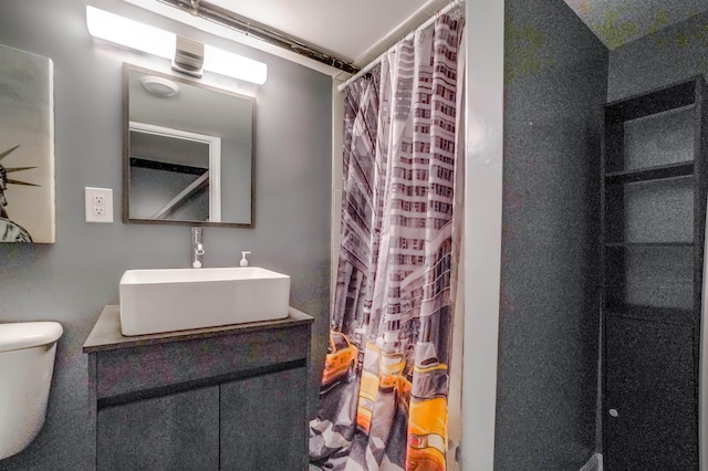 full bathroom featuring vanity, toilet, and curtained shower