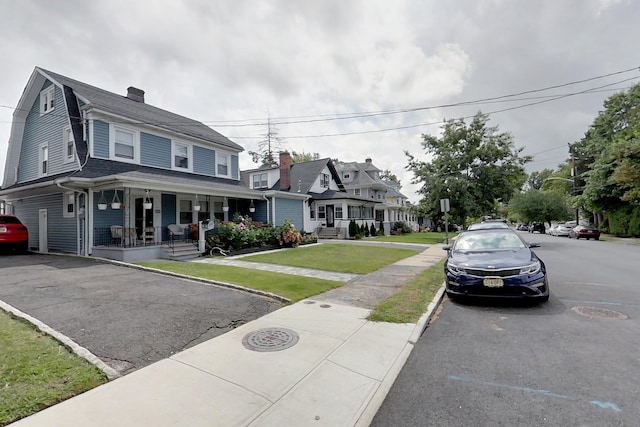 view of front of house featuring a porch and a front lawn