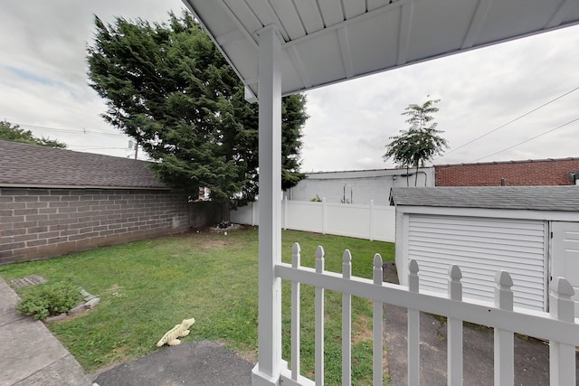 view of yard with a storage unit